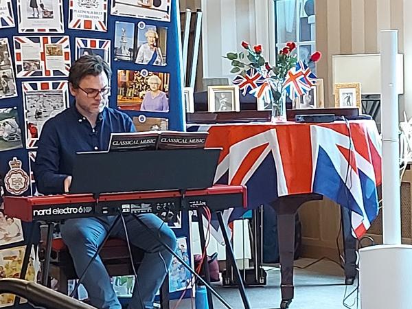 Graeme Hopson Piano & Singing