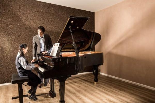 Piano Lessons With Eddie Giffney